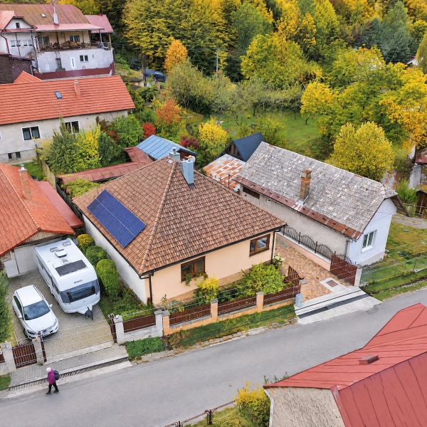 Na Predaj je priestranný 3-izbový dom s garážou a záhradkou – Ponická Huta (okres Banská Bystrica) - Banska Bystrica